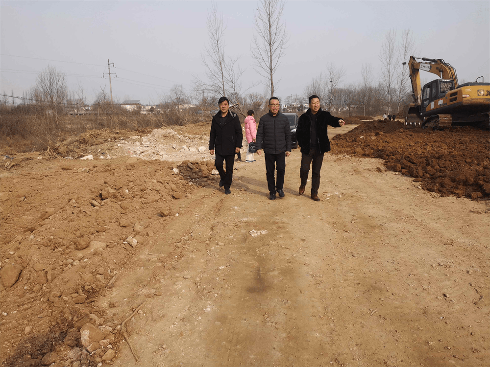 集團公司董事長孔德穩(wěn)檢查指導(dǎo)工程施工和分支機構(gòu)工作情況