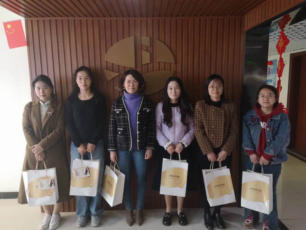 集團公司為女職工發(fā)放節(jié)日禮品