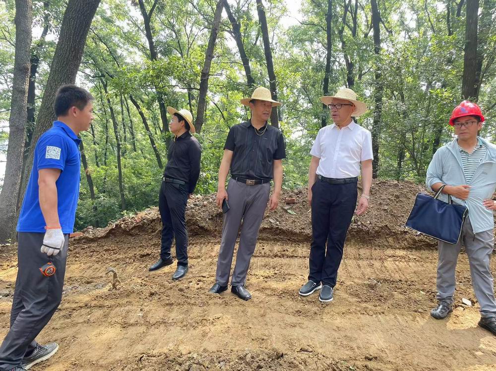 炎炎夏日丨集團公司董事長孔德穩(wěn)深入南灣湖鳥島項目檢查指導工作