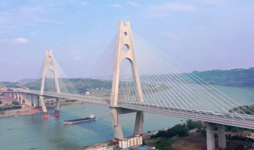 世界首座采用公路和高鐵同層！試驗(yàn)列車(chē)駛過(guò)臨港公鐵兩用長(zhǎng)江大橋