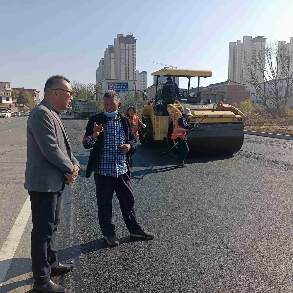 永和集團(tuán)董事長(zhǎng)孔德穩(wěn)視察申和路面商城項(xiàng)目